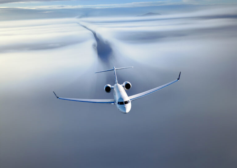 Inflight Bombardier Global 8000-cloud trails